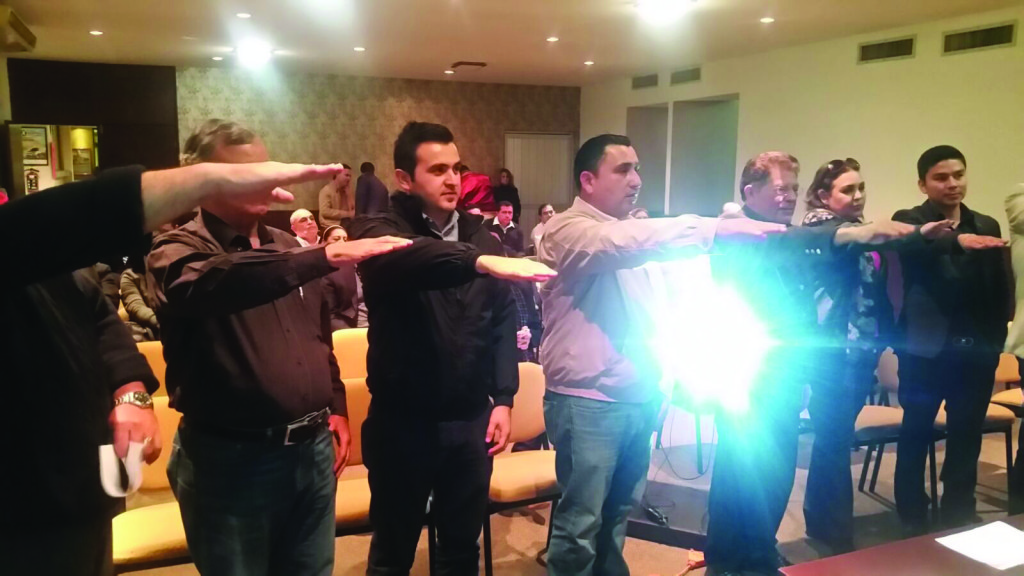 Socios tomando protesta en la nueva mesa directiva.